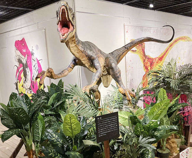 ストリートアートと恐竜がコラボした新しい恐竜展「Gr8！こぶりな恐竜展」が2021年10月31日（日）まで横浜赤レンガ倉庫 1号館で開催！ドロマエオサウルスやヴェロキラプトルなど「こぶり」ながら迫力ある全身骨格標本をはじめとした恐竜と、アーティストYOICHIRO氏によるポップで個性的なストリートアートが競演する新感覚の恐竜展。