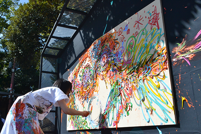 障がいのあるアーティストの作品を下町・深川の街中に展示する芸術祭「アートパラ深川おしゃべりな芸術祭」が、2021年10月22日（金）～31日（日）に開催！そのキックオフイベントとして10月14日（木）、富岡八幡宮にて現代アーティストの小松美羽さんが特大絵馬にライブペインティング！