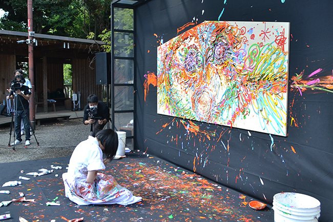 障がいのあるアーティストの作品を下町・深川の街中に展示する芸術祭「アートパラ深川おしゃべりな芸術祭」が、2021年10月22日（金）～31日（日）に開催！そのキックオフイベントとして10月14日（木）、富岡八幡宮にて現代アーティストの小松美羽さんが特大絵馬にライブペインティング！