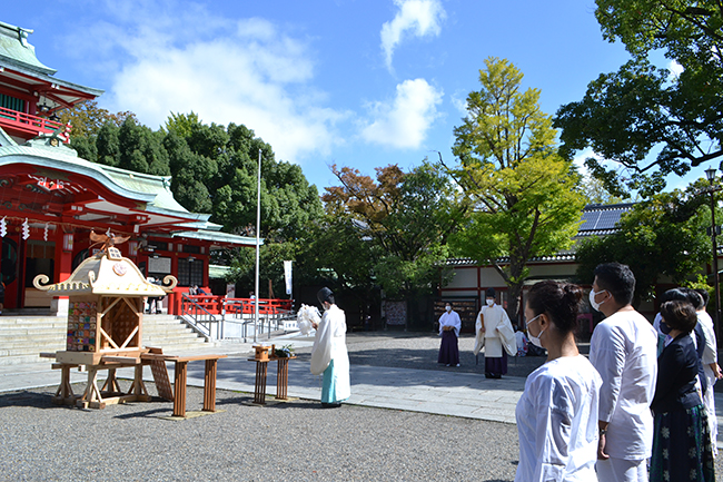 障がいのあるアーティストの作品を下町・深川の街中に展示する芸術祭「アートパラ深川おしゃべりな芸術祭」が、2021年10月22日（金）～31日（日）に開催！そのキックオフイベントとして10月14日（木）、富岡八幡宮にて現代アーティストの小松美羽さんが特大絵馬にライブペインティング！