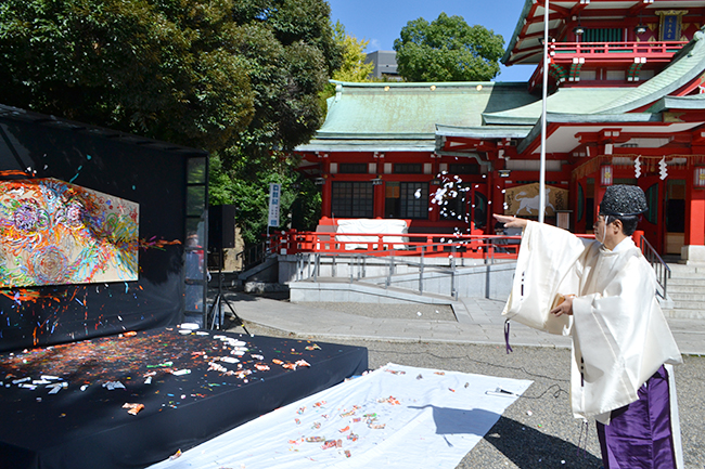 障がいのあるアーティストの作品を下町・深川の街中に展示する芸術祭「アートパラ深川おしゃべりな芸術祭」が、2021年10月22日（金）～31日（日）に開催！そのキックオフイベントとして10月14日（木）、富岡八幡宮にて現代アーティストの小松美羽さんが特大絵馬にライブペインティング！