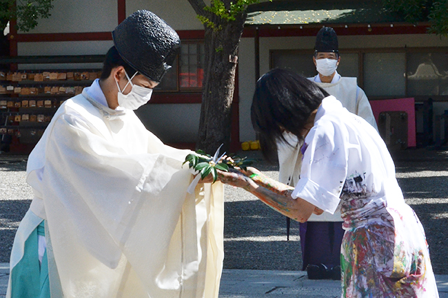 障がいのあるアーティストの作品を下町・深川の街中に展示する芸術祭「アートパラ深川おしゃべりな芸術祭」が、2021年10月22日（金）～31日（日）に開催！そのキックオフイベントとして10月14日（木）、富岡八幡宮にて現代アーティストの小松美羽さんが特大絵馬にライブペインティング！