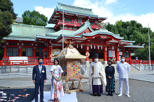 障がいのあるアーティストの作品を下町・深川の街中に展示する芸術祭「アートパラ深川おしゃべりな芸術祭」が、2021年10月22日（金）～31日（日）に開催！そのキックオフイベントとして10月14日（木）、富岡八幡宮にて現代アーティストの小松美羽さんが特大絵馬にライブペインティング！