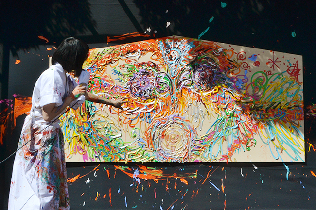 障がいのあるアーティストの作品を下町・深川の街中に展示する芸術祭「アートパラ深川おしゃべりな芸術祭」が、2021年10月22日（金）～31日（日）に開催！そのキックオフイベントとして10月14日（木）、富岡八幡宮にて現代アーティストの小松美羽さんが特大絵馬にライブペインティング！