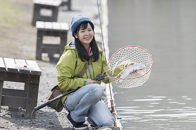 東京サマーランドに2022年5月上旬まで都内最大級のポンド型スポーツフィッシングエリア「FISH UP 秋川湖」が登場！秋川丘陵の恵まれた自然の中、大型の魚との駆け引きを楽しめます。奥多摩やまめや珍しい魚を放流する「シークレットフィッシュ」も予定。