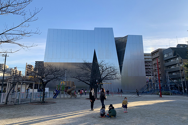 すみだ北斎美術館で2022年2月27日（日）まで開催している企画展「北斎で日本史 ―あの人をどう描いたか―」に行って来た！織田信長や豊臣秀吉、武田信玄に上杉謙信などの歴史上の人物をはじめ、源平合戦や本能寺の変、忠臣蔵などの歴史的名場面を葛飾北斎が描いた作品で楽しむことができる。