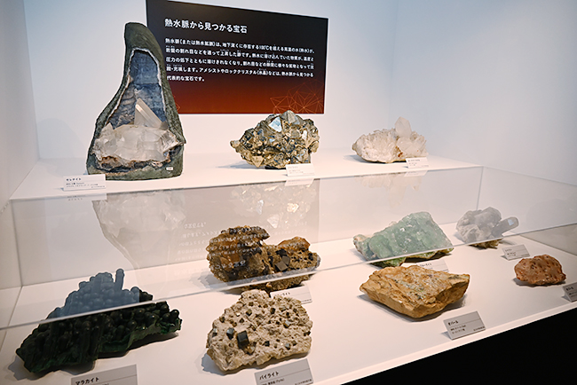 宝石のすべてがわかる特別展「宝石　地球がうみだすキセキ」が2022年2月19日（土）から6月19日（日）まで国立科学博物館で開催！開催前日の内覧会に行ってきました。宝石の原石の誕生からどのような過程を経て宝石になるのか、豪華絢爛な本物のジュエリーを目にしながら、その秘密ををわかりやすく展示。多くの宝石を一度に目にできる貴重な機会、自然の偉大さ、人間の美に対する想い、宝石の美しさを存分に堪能！