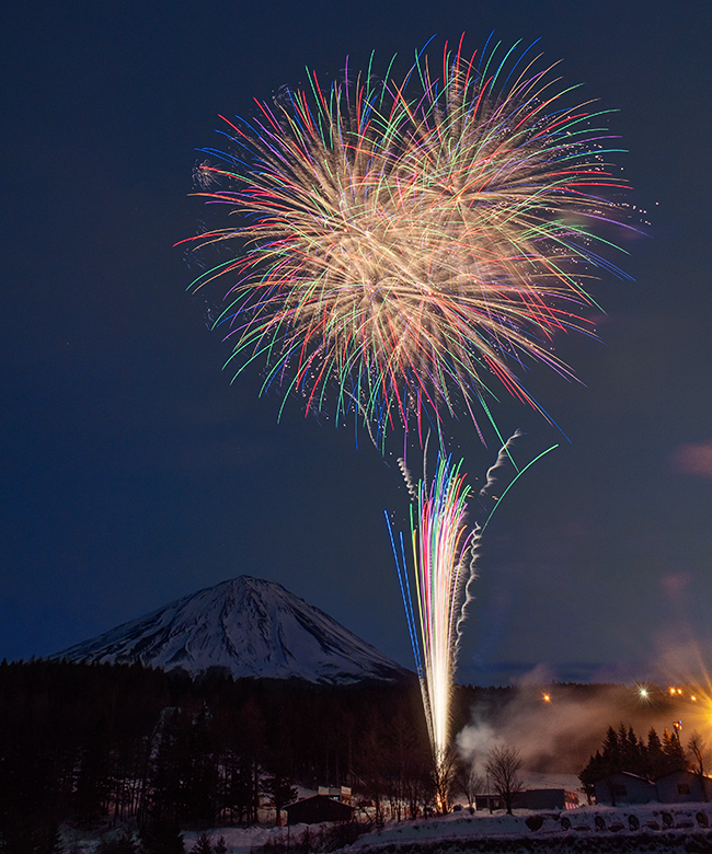 富士の絶景を背に約1万発の花火を打ち上げるイベント『The 絶景花火＠Mt.fuji』が、2022年4月23日（土）ふじてんリゾート特設会場で開催！紅屋青木煙火店、磯谷煙火店、齊木煙火本店、菊屋小幡花火店ら日本を代表する花火師の世界最高峰の花火大会です。