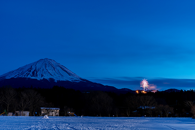 富士の絶景を背に約1万発の花火を打ち上げるイベント『The 絶景花火＠Mt.fuji』が、2022年4月23日（土）ふじてんリゾート特設会場で開催！紅屋青木煙火店、磯谷煙火店、齊木煙火本店、菊屋小幡花火店ら日本を代表する花火師の世界最高峰の花火大会です。