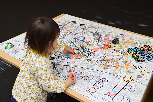 東京・六本木の森美術館で2022年5月29日（日）まで開催している話題の展覧会「Chim↑Pom展：ハッピースプリング」は展覧会場内に森美術館初の託児所「くらいんぐみゅーじあむ」（無料）を開設。子育て中の方が気軽に美術館を訪れアートを鑑賞できます。2歳、0歳4ヵ月の子どもを連れて家族で体験してきました！