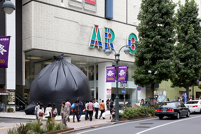 森美術館で2022年5月29日（日）まで開催予定の展覧会「Chim↑Pom展：ハッピースプリング」では、森美術館初の託児所「くらいんぐみゅーじあむ」（無料）が開設、子育て中の方々が気軽に美術館を訪れ、アートを鑑賞できるようになっています。子育て中の方に体験していただきたく「Chim↑Pom展：ハッピースプリング」の招待券をプレゼント！