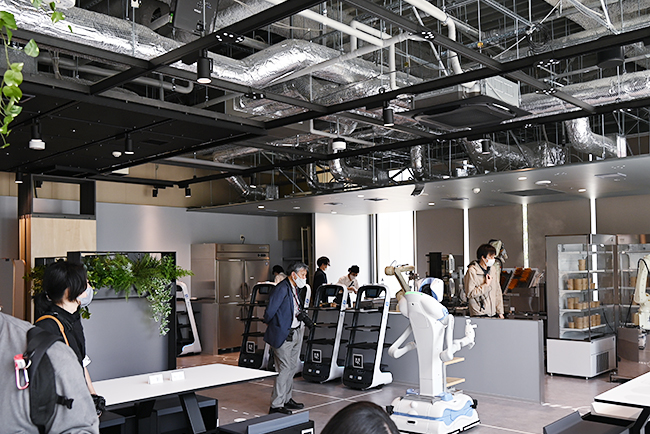 羽田イノベーションシティには「縁日｜ENNICHI by 1→10」のほか、ロボットが調理から給仕をしてくれる注目のロボットレストラン川崎重工業の「Future Lab HANEDA」がある。