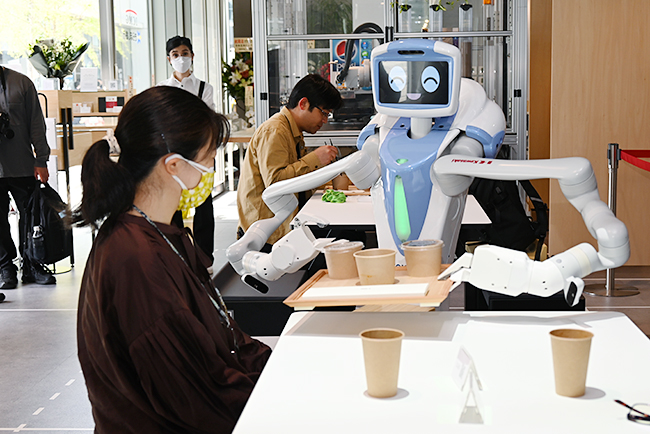 羽田イノベーションシティには「縁日｜ENNICHI by 1→10」のほか、ロボットが調理から給仕をしてくれる注目のロボットレストラン川崎重工業の「Future Lab HANEDA」がある。