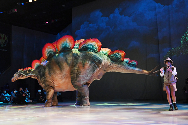 大迫力の恐竜が目の前に迫る圧倒的な恐竜体験ができるライブエンターテインメント「DINO SAFARI 2022〜未来のヒカリ〜」が2022年4月27日（水）〜5月8日（日）のゴールデンウィークに渋谷ヒカリエで開催！DINO SAFARI 2022に行ってきた体験レポート！