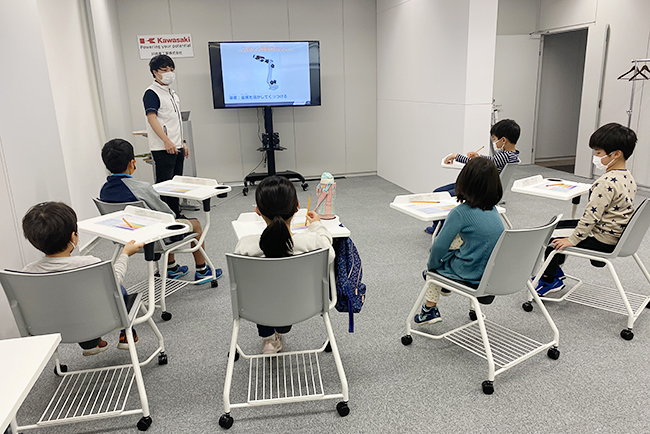 「Kawasaki Robostage（カワサキロボステージ）」は、産業用ロボットのリーディングカンパニー「川崎重工」が2016年8月にお台場にオープンした産業用ロボットのショールームです。さらに小・中学生向けプログラミング教室も実施！