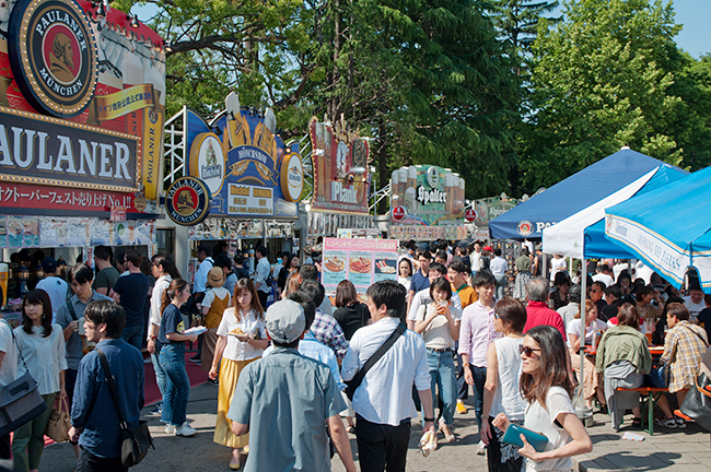 本場のドイツビールを日本でも楽しめるイベント「日比谷オクトーバーフェスト2022 〜SPRING〜」が、2022年5月20日（金）～29日（日）に千代田区日比谷公園 噴水広場で開催！ビールが苦手な方やお子さんも楽しめる食と音楽、エンタメも！