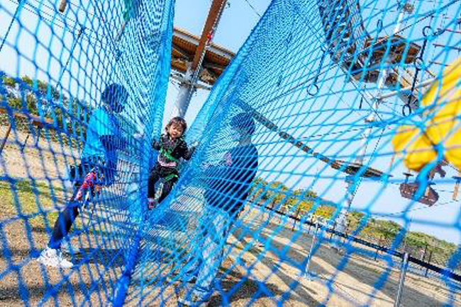 日本一の歩行者専用吊橋「三島スカイウォーク」を運営する株式会社フジコーは2022年8月（予定）、世界遺産 富士山の眼下、史跡・山中城址公園隣接地に高さ18メートル、幅32メートルの六角柱の巨大なスポーツアトラクションタワー「ドラゴンキャッスル」をオープン！