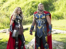 (L-R): Natalie Portman as Mighty Thor and Chris Hemsworth as Thor in Marvel Studios' THOR: LOVE AND THUNDER. Photo by Jasin Boland. ©Marvel Studios 2022. All Rights Reserved.