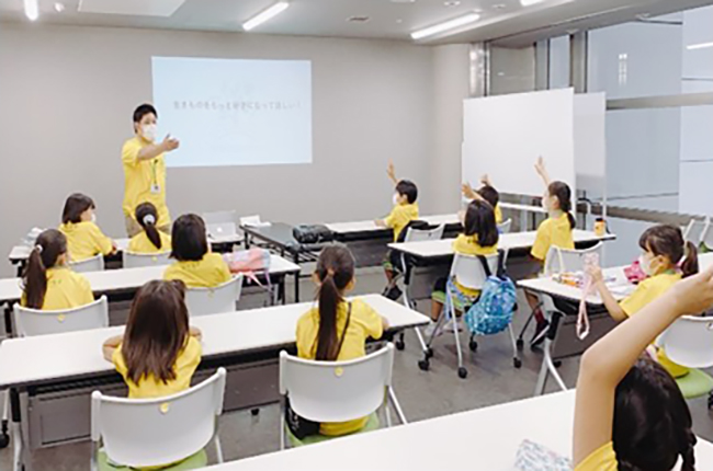 カワスイ 川崎水族館では夏休みの2022年8月4日（木）～6日（土）に『カワスイ サマースクール』を開催！子どもたちは編集者になりカワスイ館内やバックヤード、飼育担当者へ取材しオリジナル雑誌「Kawasui Walker」を制作。聞く力伝える力を育み夏休みの自由研究にもぴったり！