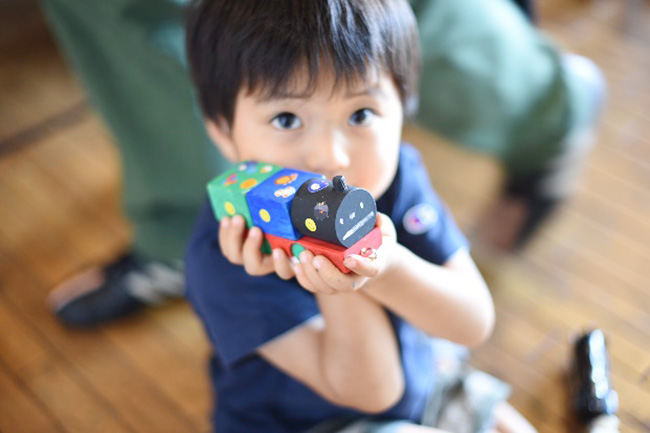 毎年多くのお子さんが参加している夏の子ども向け体験型プログラム「東京ミッドタウン・デザインハブ・キッズ・ワークショップ2022」が、2022年8月13日（土）〜21日（日）に開催！ 7月13日（水）13：00から参加申込の受付を開始！