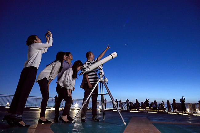 星空を近くに感じながら開放感のある空間で秋の夜長を楽しめる「天空のスターキャンプ」を2022年10月1日（土）～31日（月）六本木ヒルズ展望台 スカイデッキで開催！「星空を語る会」「キャンプマスターによるトークイベント」「ヨガイベント」も実施！