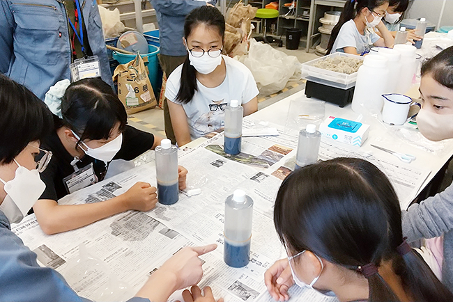 芝浦工業大学では「開かれた大学づくり」をめざして子ども向けの公開講座を開講しています。2022年11月12日（土）には「なぞとき土木実験！女子編～大学の実験室で液状化を体験！～」を開催、先着順で参加者を募集中！ 申込締切2022年10月16日（日）。