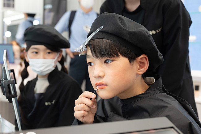 「キッザニア東京」に化粧品メーカー「コーセー」がオフィシャルスポンサーの『ビューティスタジオ』パビリオンが2022年10月5日（水）オープン！ヘア&メイクアップアーティスト、パフューマーという職業体験を通して“きれい”にまつわる多様な価値観に触れ、受け入れる大切さを育む。