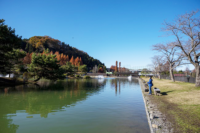 東京サマーランドに2023年5月上旬まで都内最大級のポンド型スポーツフィッシングエリア「FISH UP 秋川湖」が登場！秋川丘陵の恵まれた自然の中、大型の魚との駆け引きを楽しめます。小さな子どもや初心者が楽しめる「ファミリーエリア」も登場！