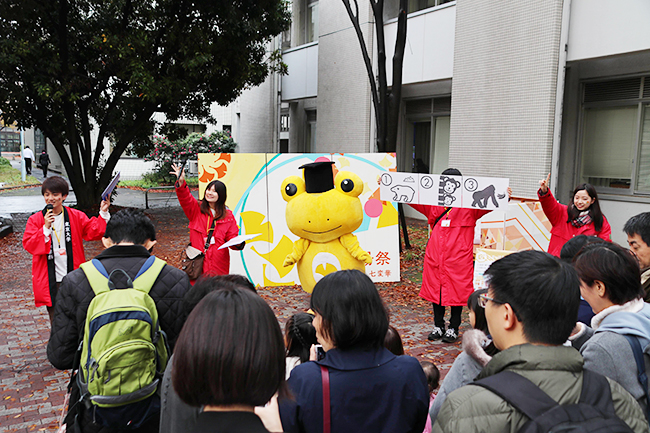 東京大学の学園祭：駒場祭「あかねさす」の写真