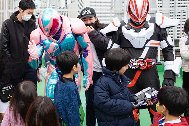 映画『仮面ライダーギーツ×リバイス MOVIEバトルロワイヤル』親子試写会開催レポートの写真