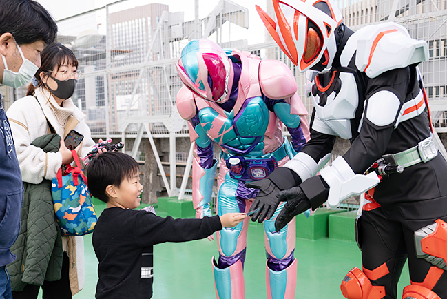 映画『仮面ライダーギーツ×リバイス MOVIEバトルロワイヤル』親子試写会開催レポートの写真