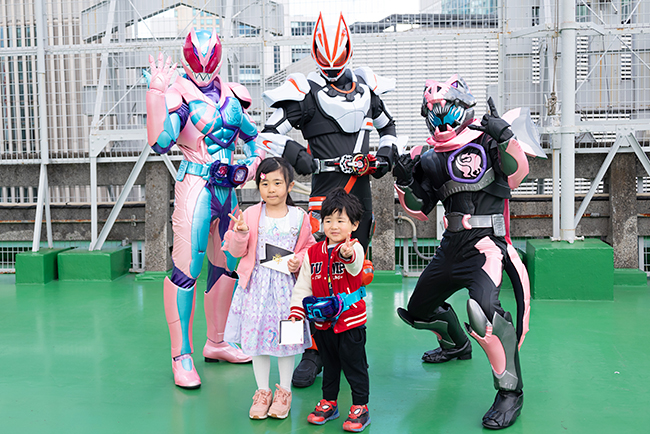 映画『仮面ライダーギーツ×リバイス MOVIEバトルロワイヤル』親子試写会開催レポートの写真