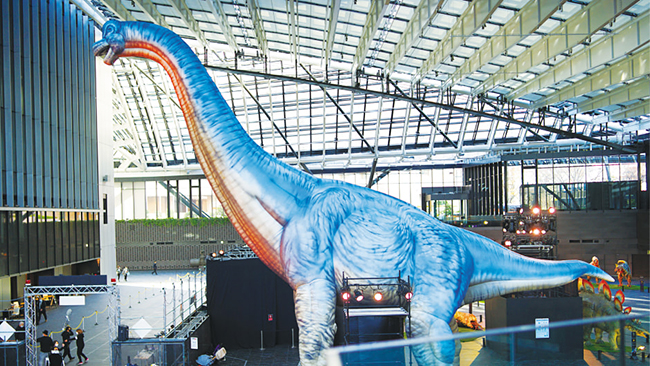 「TOKYOキッズフェスタ2023」全長20メートル超の実物大ブラキオサウルスの写真