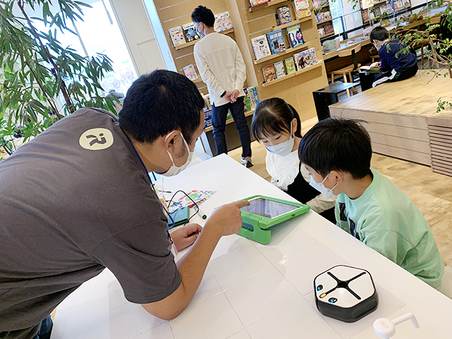 ロボット掃除機ルンバのアイロボットのプログラミング体験イベント「STEM体験キャラバン プログラミングDAY」の画像