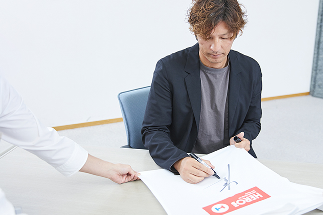元日本代表サッカー選手 巻誠一郎さんサイン入り親子ペアTシャツプレゼントの写真
