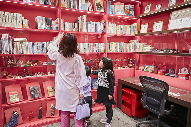 子供が読書に乗馬、すべり台、1日中楽しめる！「魔女の宅急便」作者・角野栄子さんの世界観を表現した児童文学館「魔法の文学館」親子体験レポートの写真