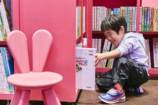 子供が読書に乗馬、すべり台、1日中楽しめる！「魔女の宅急便」作者・角野栄子さんの世界観を表現した児童文学館「魔法の文学館」親子体験レポートの写真