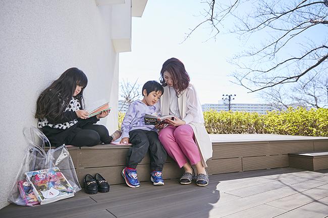 子供が読書に乗馬、すべり台、1日中楽しめる！「魔女の宅急便」作者・角野栄子さんの世界観を表現した児童文学館「魔法の文学館」親子体験レポートの写真