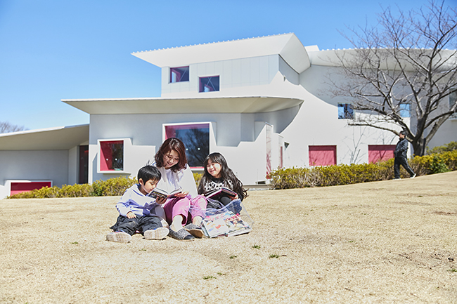 子供が読書に乗馬、すべり台、1日中楽しめる！「魔女の宅急便」作者・角野栄子さんの世界観を表現した児童文学館「魔法の文学館」親子体験レポートの写真