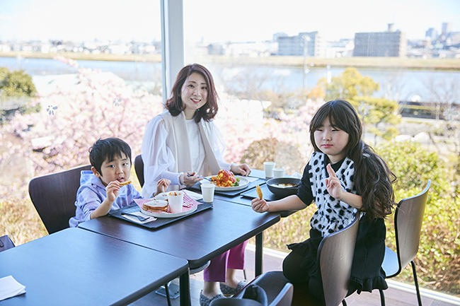 子供が読書に乗馬、すべり台、1日中楽しめる！「魔女の宅急便」作者・角野栄子さんの世界観を表現した児童文学館「魔法の文学館」親子体験レポートの写真