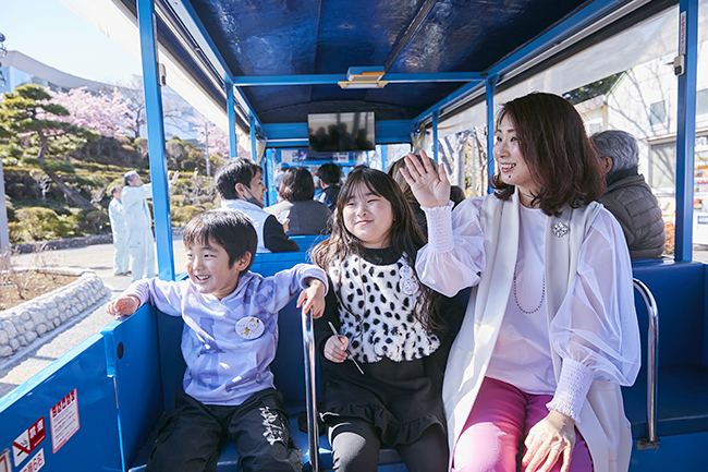 子供が読書に乗馬、すべり台、1日中楽しめる！「魔女の宅急便」作者・角野栄子さんの世界観を表現した児童文学館「魔法の文学館」親子体験レポートの写真