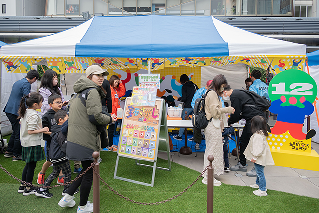 子どもたちが夢中で遊び・学ぶ「AKASAKA あそび！学び！フェスタ」の写真