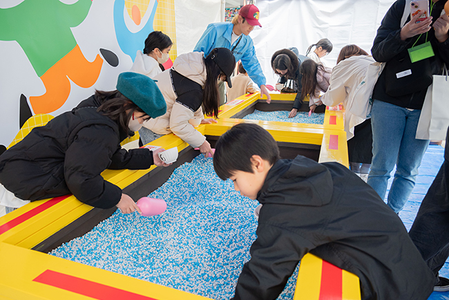 子どもたちが夢中で遊び・学ぶ「AKASAKA あそび！学び！フェスタ」の写真