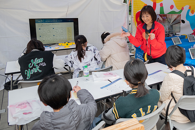 子どもたちが夢中で遊び・学ぶ「AKASAKA あそび！学び！フェスタ」の写真