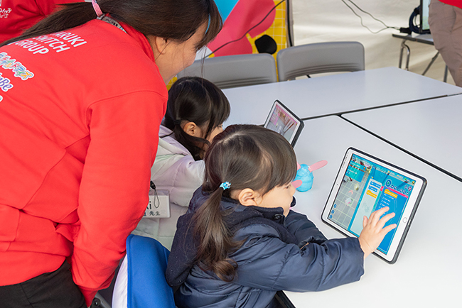 子どもたちが夢中で遊び・学ぶ「AKASAKA あそび！学び！フェスタ」の写真