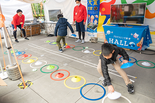 子どもたちが夢中で遊び・学ぶ「AKASAKA あそび！学び！フェスタ」の写真