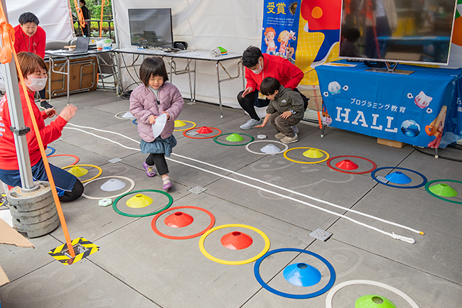 子どもたちが夢中で遊び・学ぶ「AKASAKA あそび！学び！フェスタ」の写真