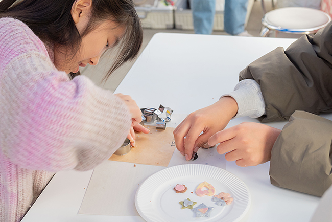 子どもたちが夢中で遊び・学ぶ「AKASAKA あそび！学び！フェスタ」の写真