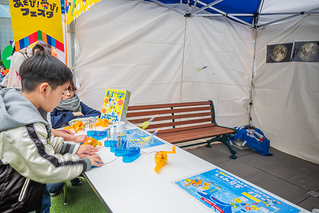 子どもたちが夢中で遊び・学ぶ「AKASAKA あそび！学び！フェスタ」の写真