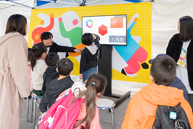 子どもたちが夢中で遊び・学ぶ「AKASAKA あそび！学び！フェスタ」の写真